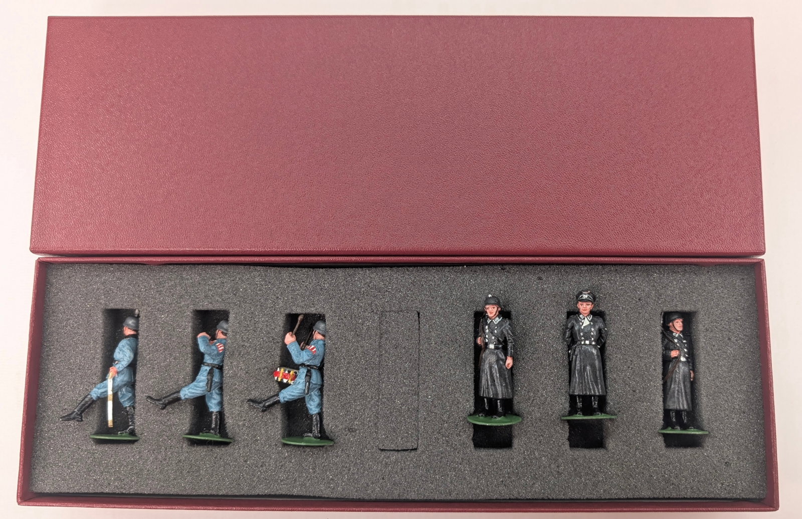 ALYMER SET OF HAND PAINTED LEAD SOLDIERS.: SET REMAINS IN GOOD CONDITION, SHOWING SOME TYPICAL WEAR. CUSTOM BOX.