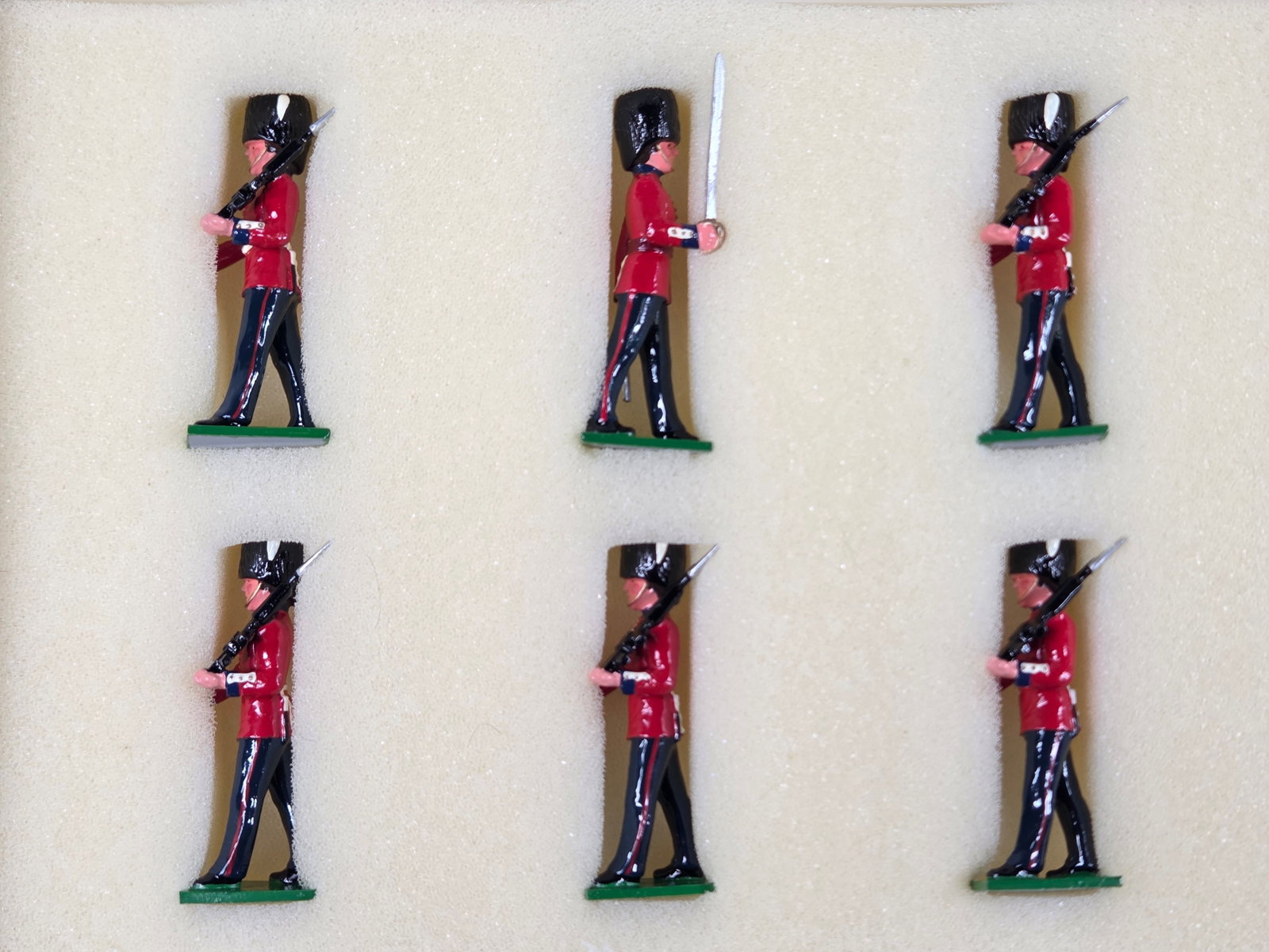 TROPHY MINIATURES PAS4 GRENADIER GUARDS - 2
