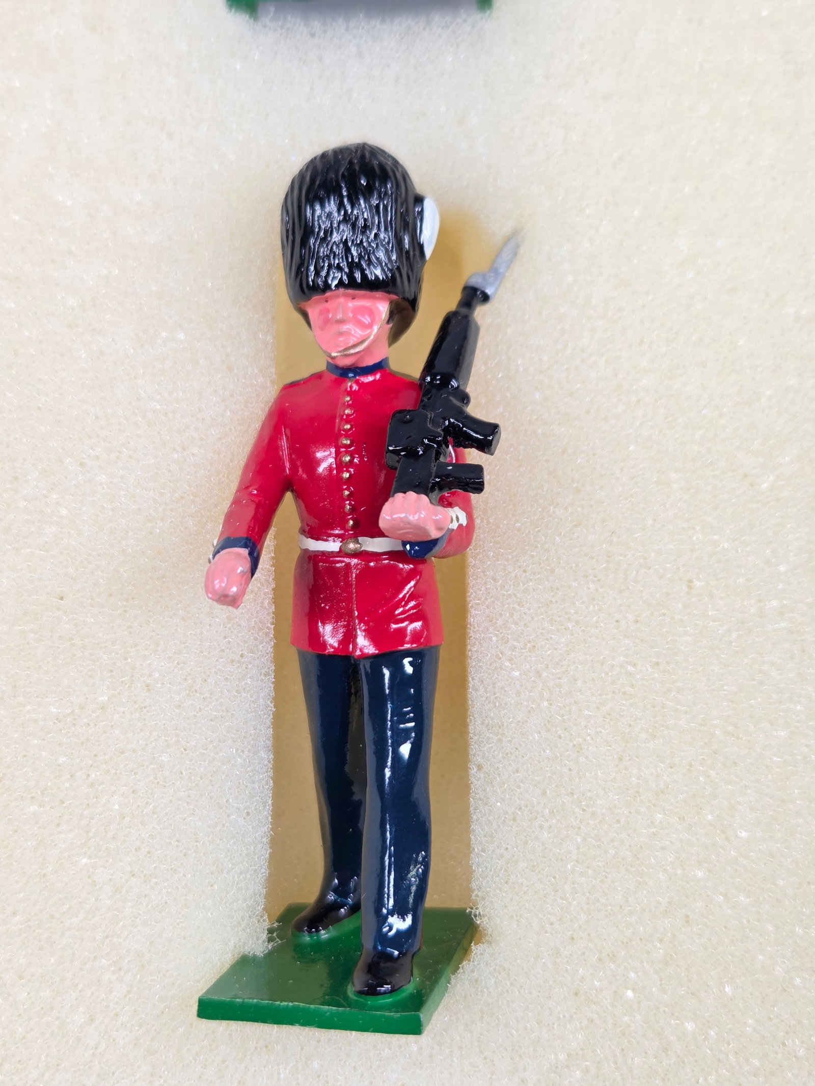 TROPHY MINIATURES PAS4 GRENADIER GUARDS - 5