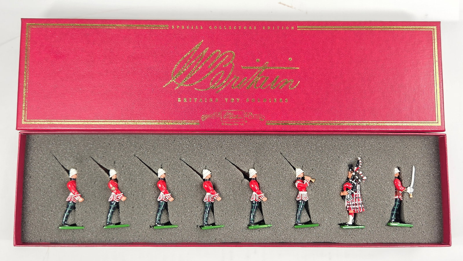 BRITAIN 00126 ROYAL SCOTS MARCHING SET: SET REMAINS IN VERY GOOD CONDITION WITH BOX.