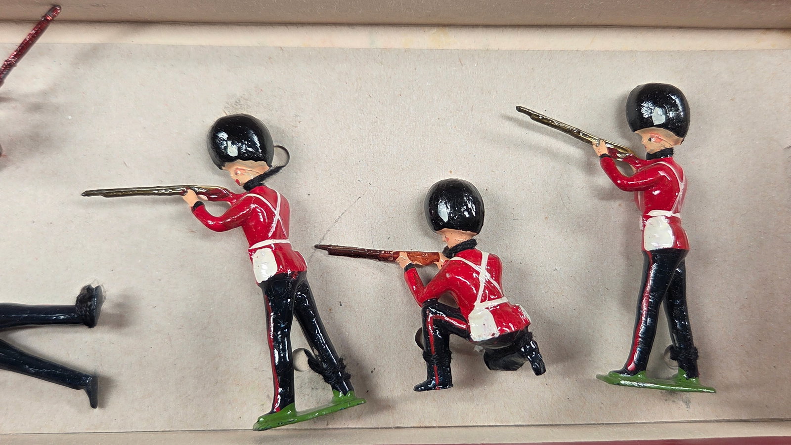 VINTAGE BRITAIN GRENADIER GUARDS - 4