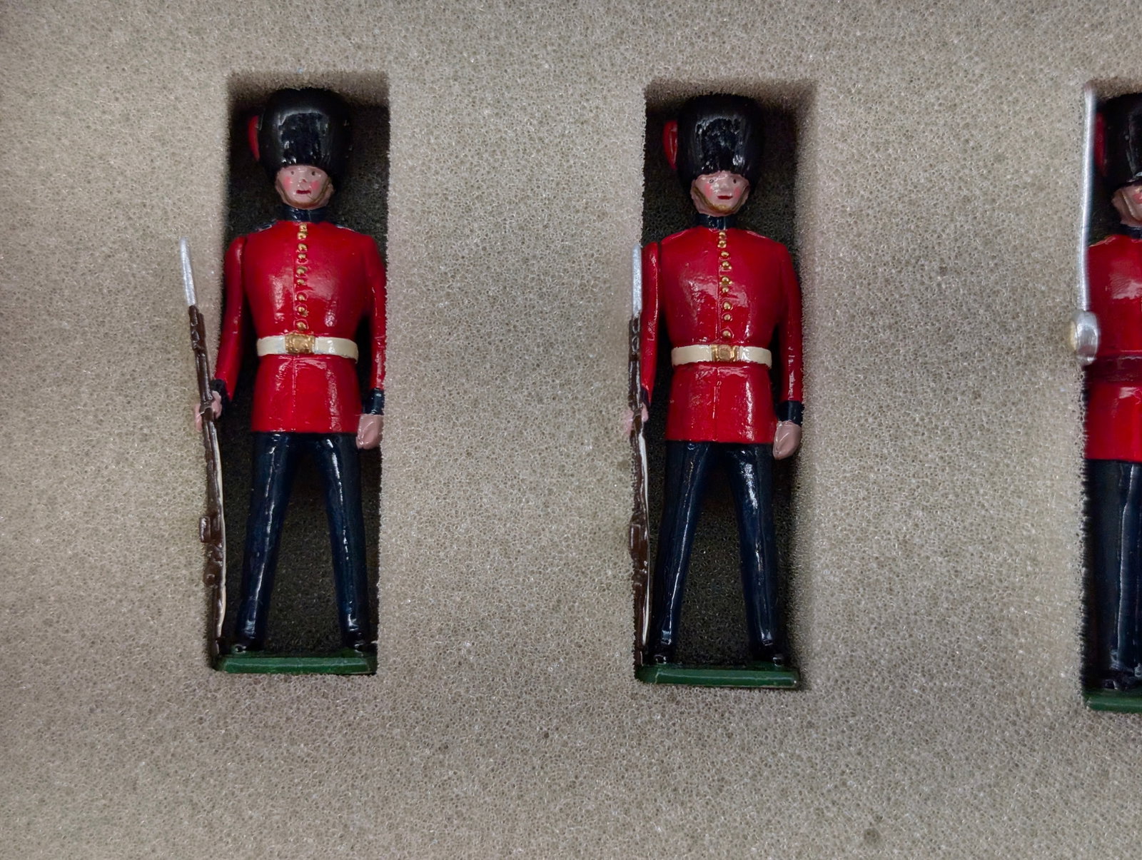 TRADITION NO. 21 COLDSTREAM GUARDS PRESENT DAY - 2