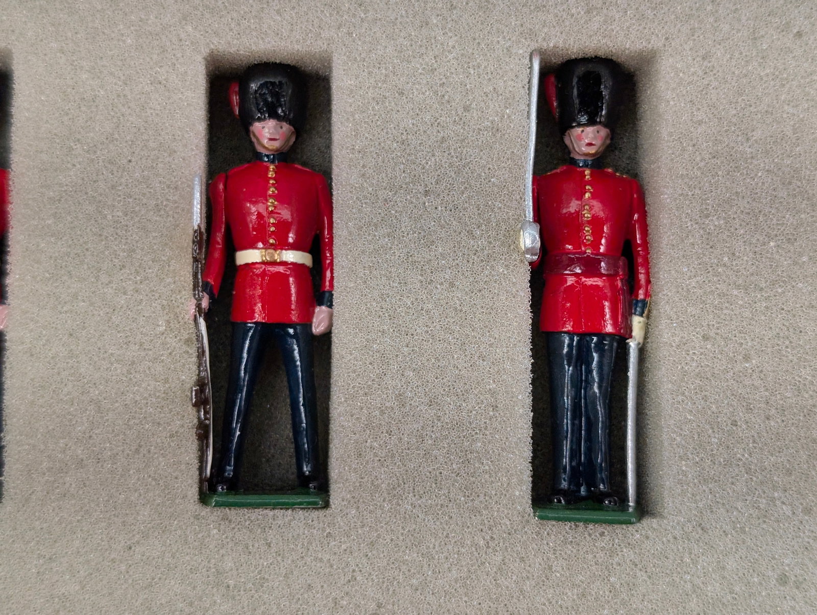 TRADITION NO. 21 COLDSTREAM GUARDS PRESENT DAY - 3