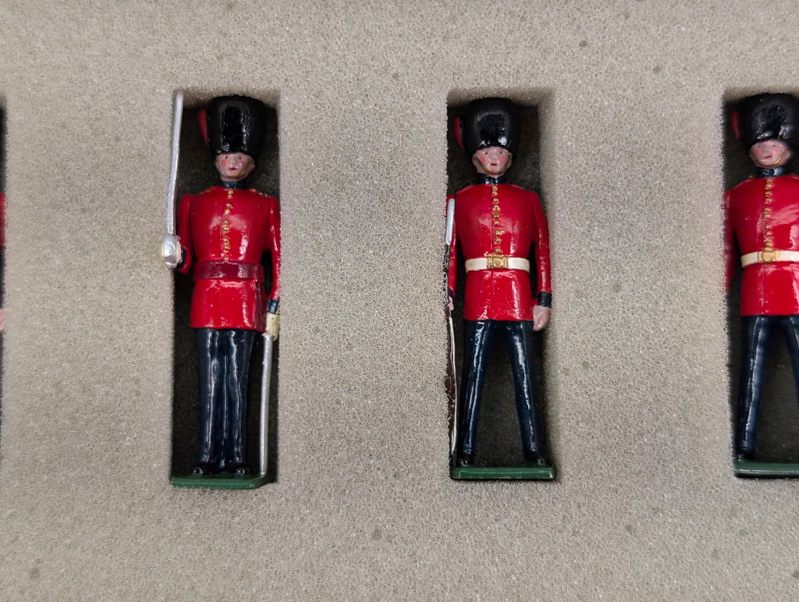TRADITION NO. 21 COLDSTREAM GUARDS PRESENT DAY - 4