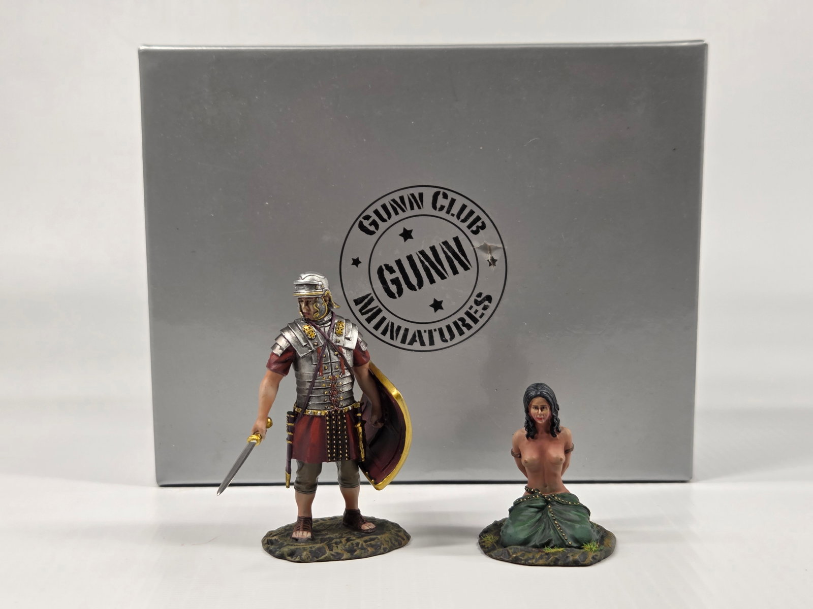 PAIR OF THOMAS GUNN CLUB MINIATURE FIGURES: BOTH REMAIN IN VERY GOOD CONDITION WITH BOX.