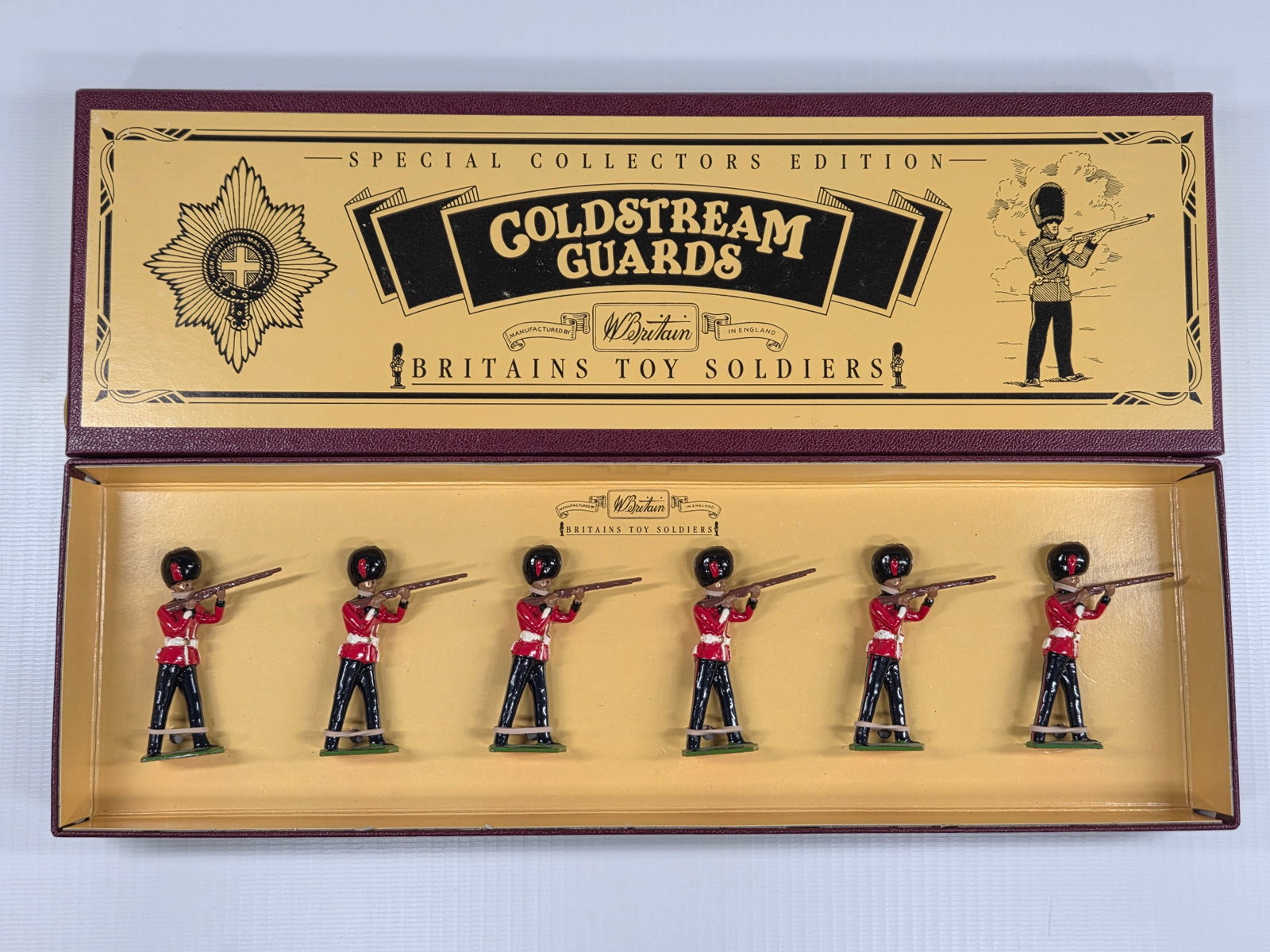 BRITAIN 8800 COLDSTREAM GUARDS: SET REMAINS IN VERY GOOD CONDITION WITH BOX.