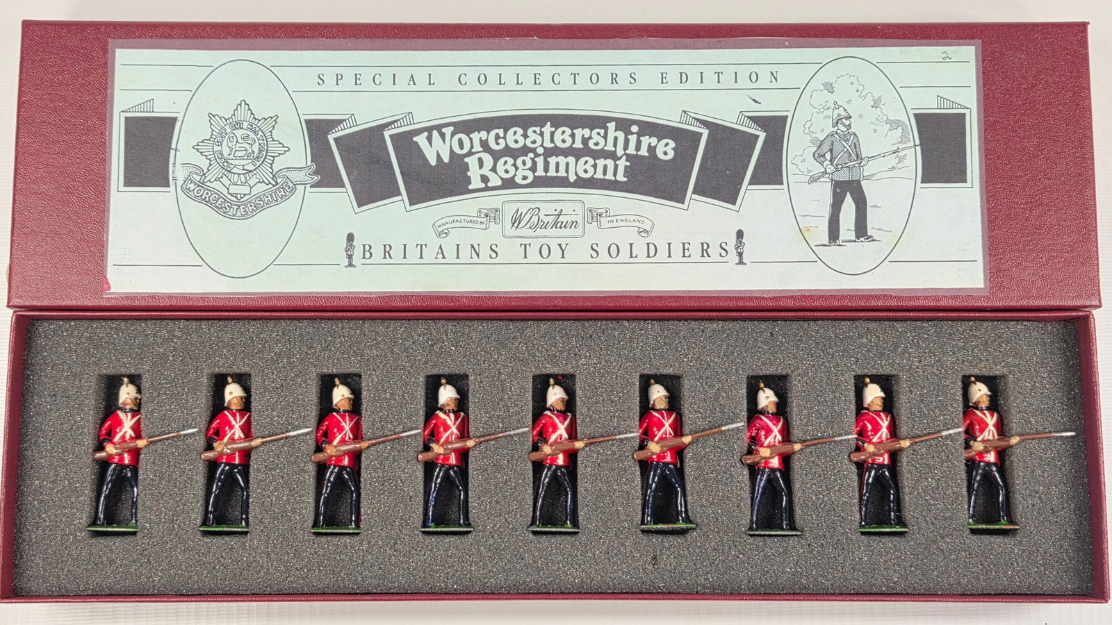 BRITAIN 8802 WORCESTERSHIRE REGIMENT: SET REMAINS IN FAIR CONDITION, SHOWING PAINT WEAR. CUSTOM BOX.