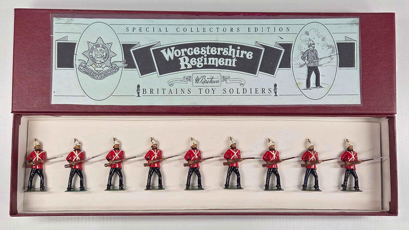 BRITAIN 8802 WORCESTERSHIRE REGIMENT: SET REMAINS IN FAIR CONDITION, SHOWING PAINT WEAR. CUSTOM BOX.