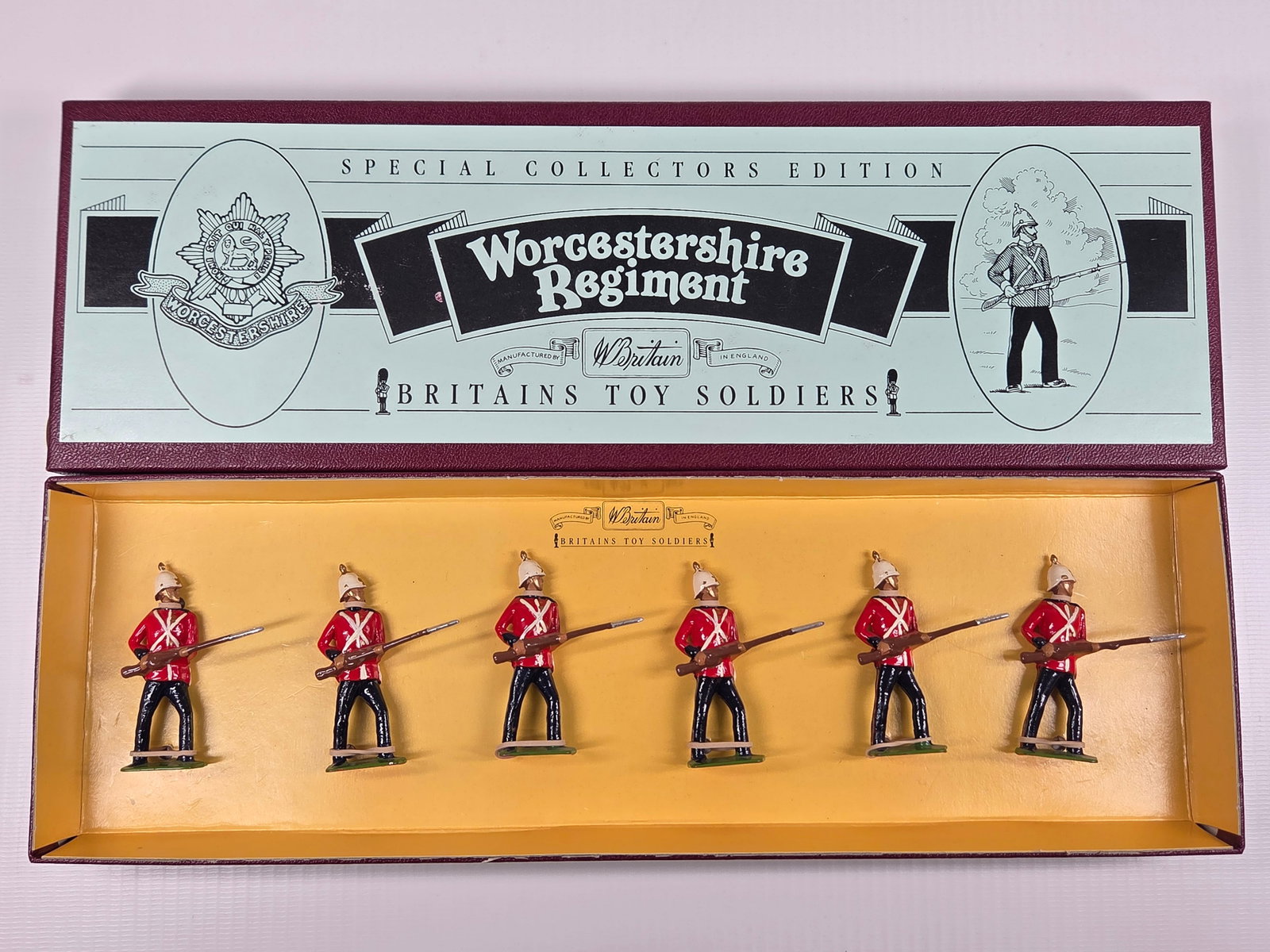 BRITAIN 8802 WORCESTERSHIRE REGIMENT: SET REMAINS IN VERY GOOD CONDITION WITH BOX.