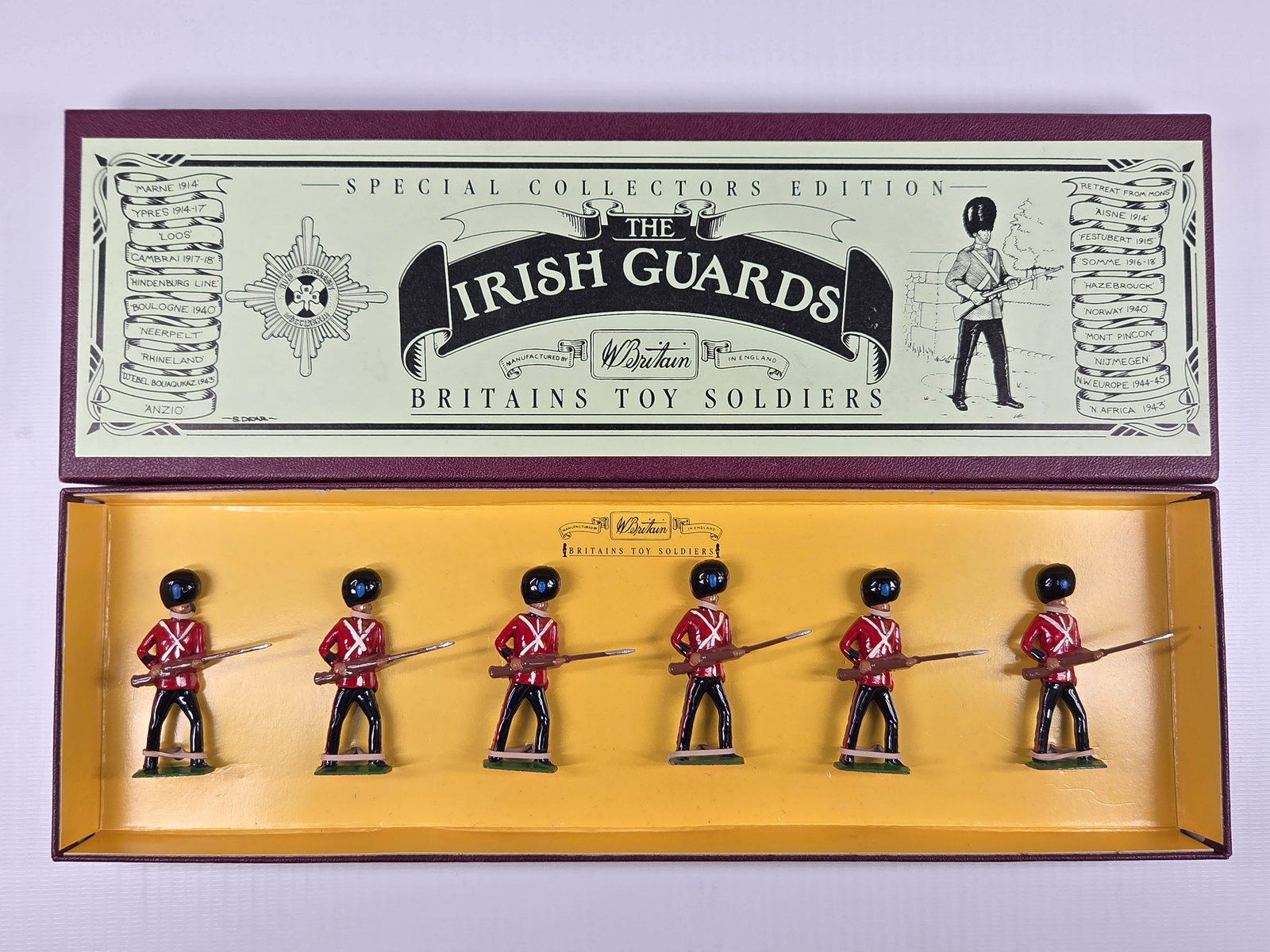 BRITAIN 8805 THE IRISH GUARD: SET REMAINS IN VERY GOOD CONDITION WITH BOX.