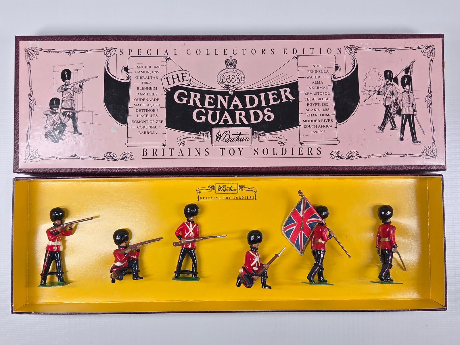 BRITAIN 8810 THE GRENADIER GUARDS: SET REMAINS IN VERY GOOD CONDITION WITH BOX.
