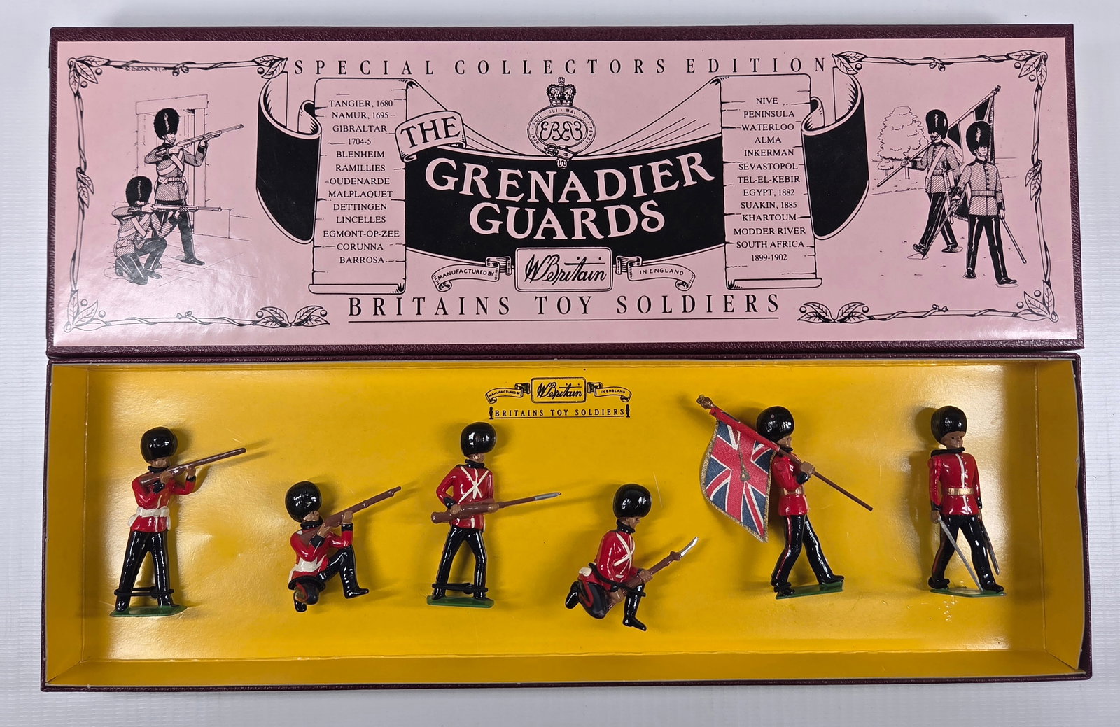 BRITAIN 8810 THE GRENADIER GUARDS: SET REMAINS IN VERY GOOD CONDITION WITH BOX.