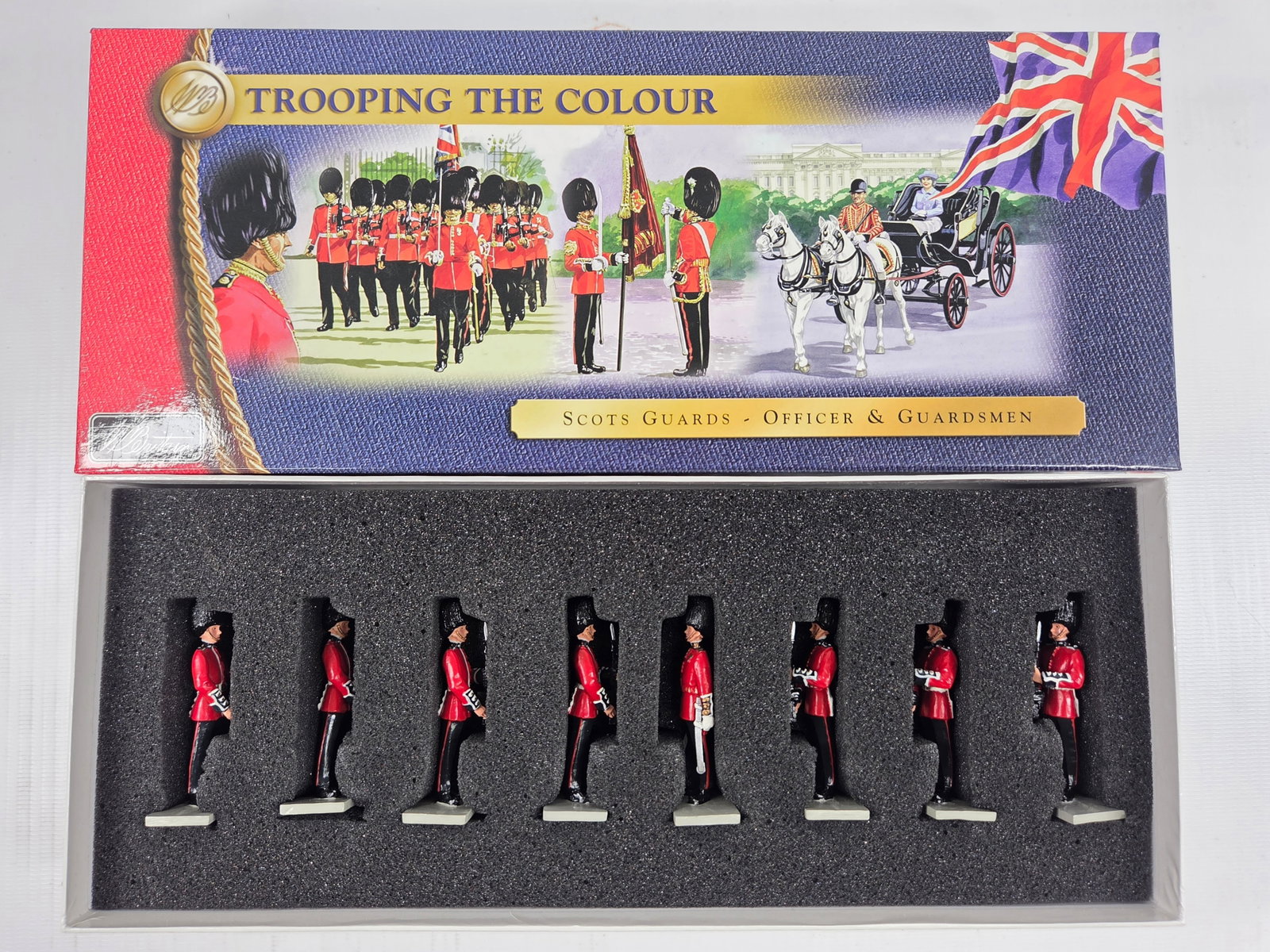 BRITAIN 40115 SCOTS GUARDS OFFICER & GUARDSMEN (1 of 5)