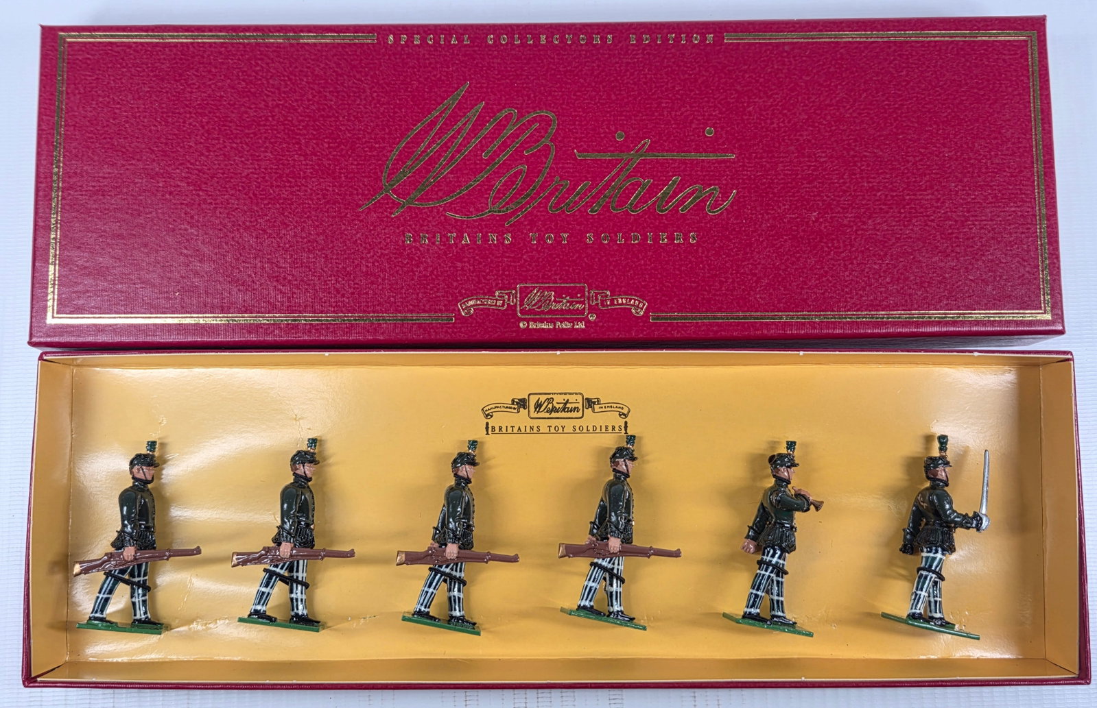 BRITAIN 8963 CAMERONIANS SCOTTISH RIFLES 26TH & 90TH FOOT: SET REMAINS IN VERY GOOD CONDITION WITH BOX.
