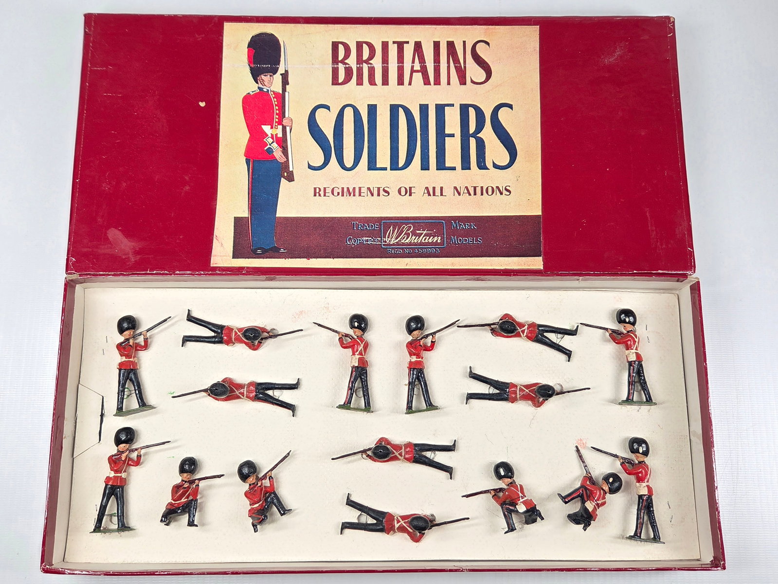 BRITAIN 1327 GRENADIER GUARDS SET: SET REMAINS IN GOOD CONDITION, SHOWING SOME TYPICAL WEAR. CUSTOM BOX.