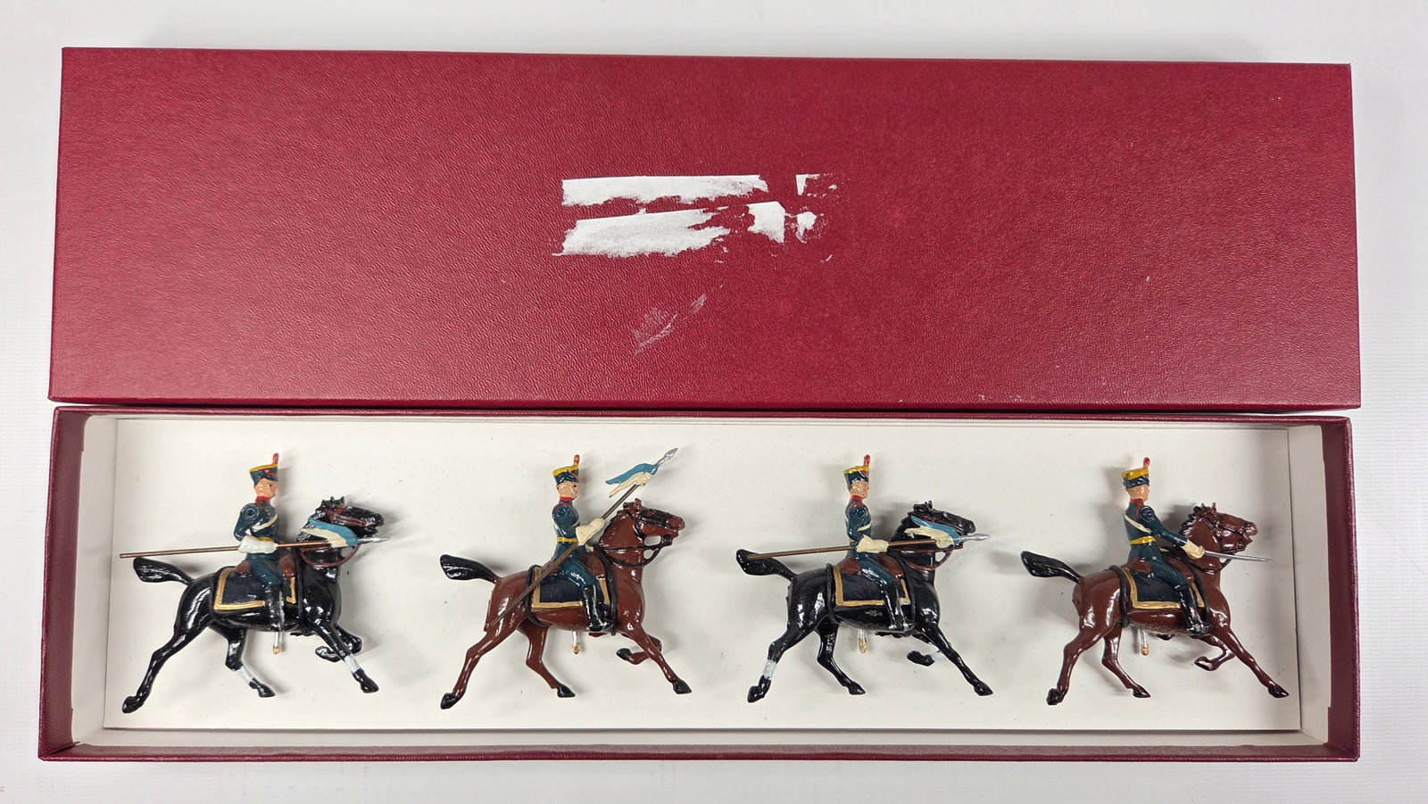 BRITAIN ARGENTINE CAVALRY SET: SET REMAINS IN GOOD CONDITION, SHOWING SOME LIGHT TYPICAL WEAR. CUSTOM BOX.