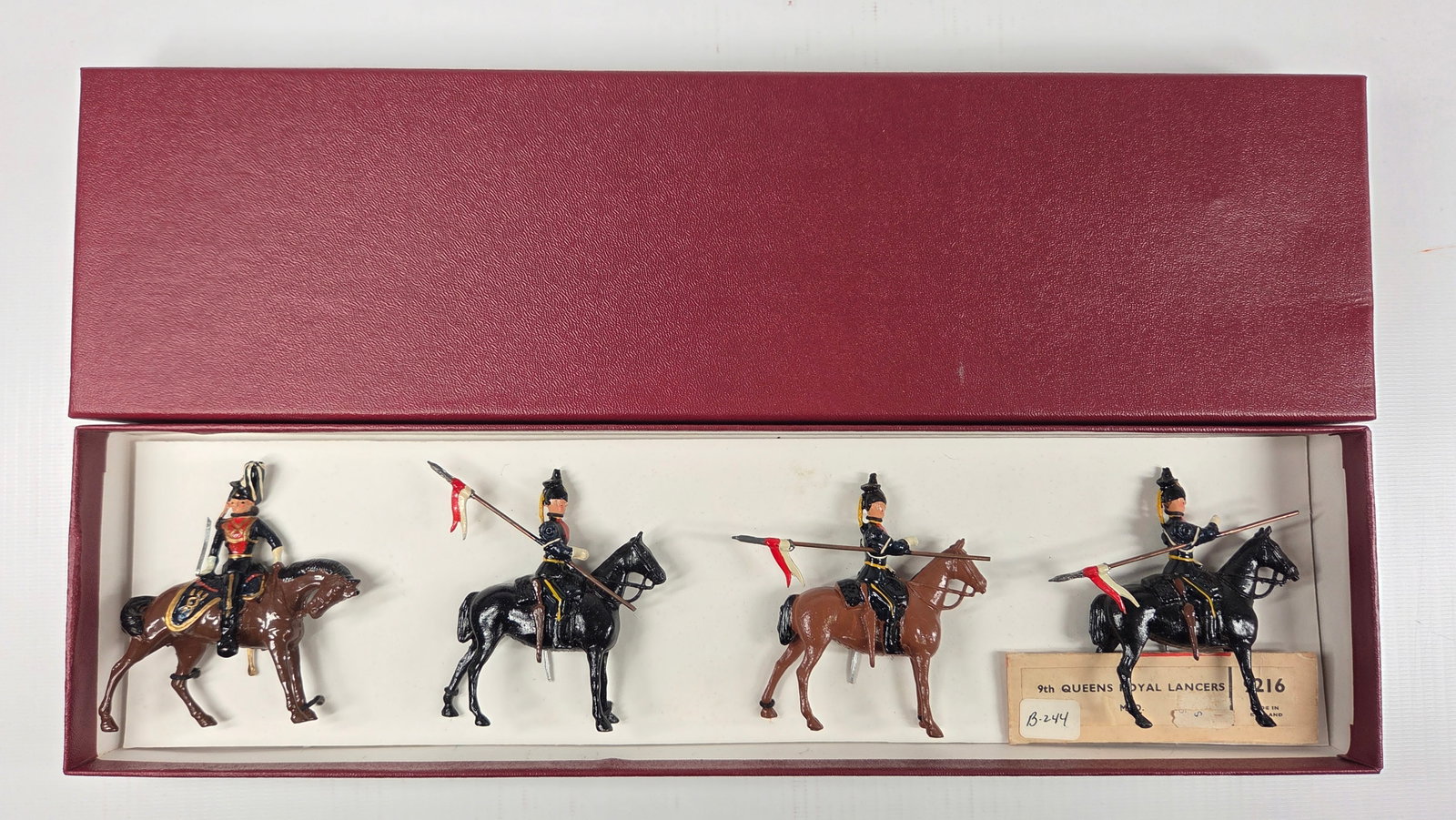 BRITAIN 9216 QUEEN'S ROYAL LANCERS: SET REMAINS IN GOOD CONDITION, SHOWING SOME LIGHT TYPICAL WEAR. CUSTOM BOX.