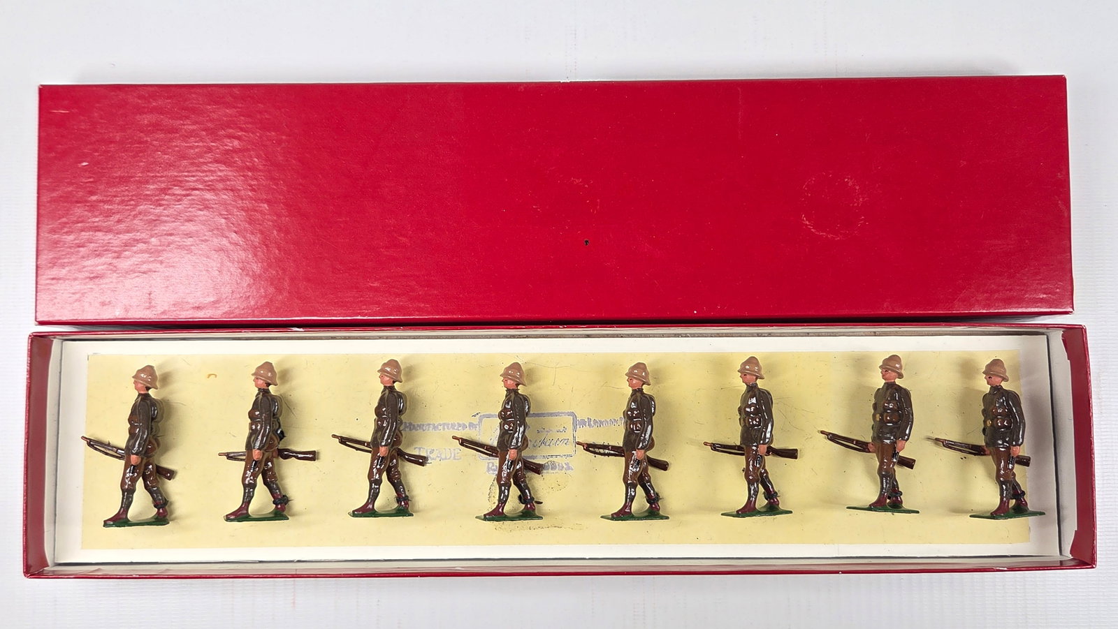 VINTAGE BRITAIN 8-PIECE SOLDIER SET: SET REMAINS IN GOOD CONDITION, SHOWING SOME LIGHT TYPICAL WEAR. CUSTOM BOX.