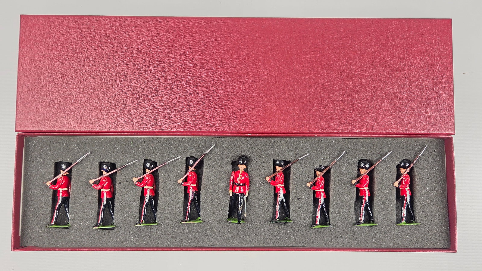 VINTAGE BRITAIN 9-PIECE GUARD SOLDIER SET: SET REMAINS IN GOOD CONDITION, SHOWING SOME LIGHT TYPICAL WEAR. CUSTOM BOX.
