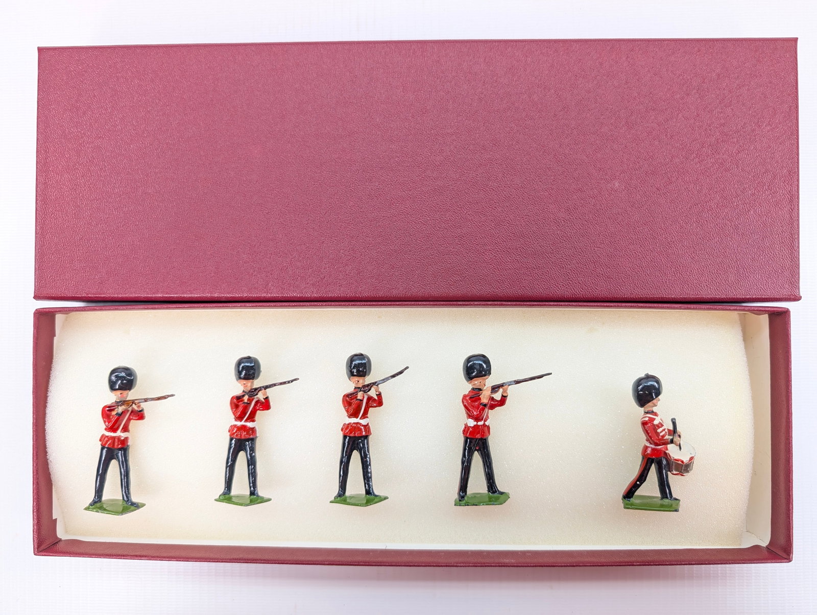 VINTAGE BRITAIN COLDSTREAM GUARDS SET: SET REMAINS IN GOOD CONDITION, SHOWING SOME LIGHT TYPICAL WEAR. CUSTOM BOX.