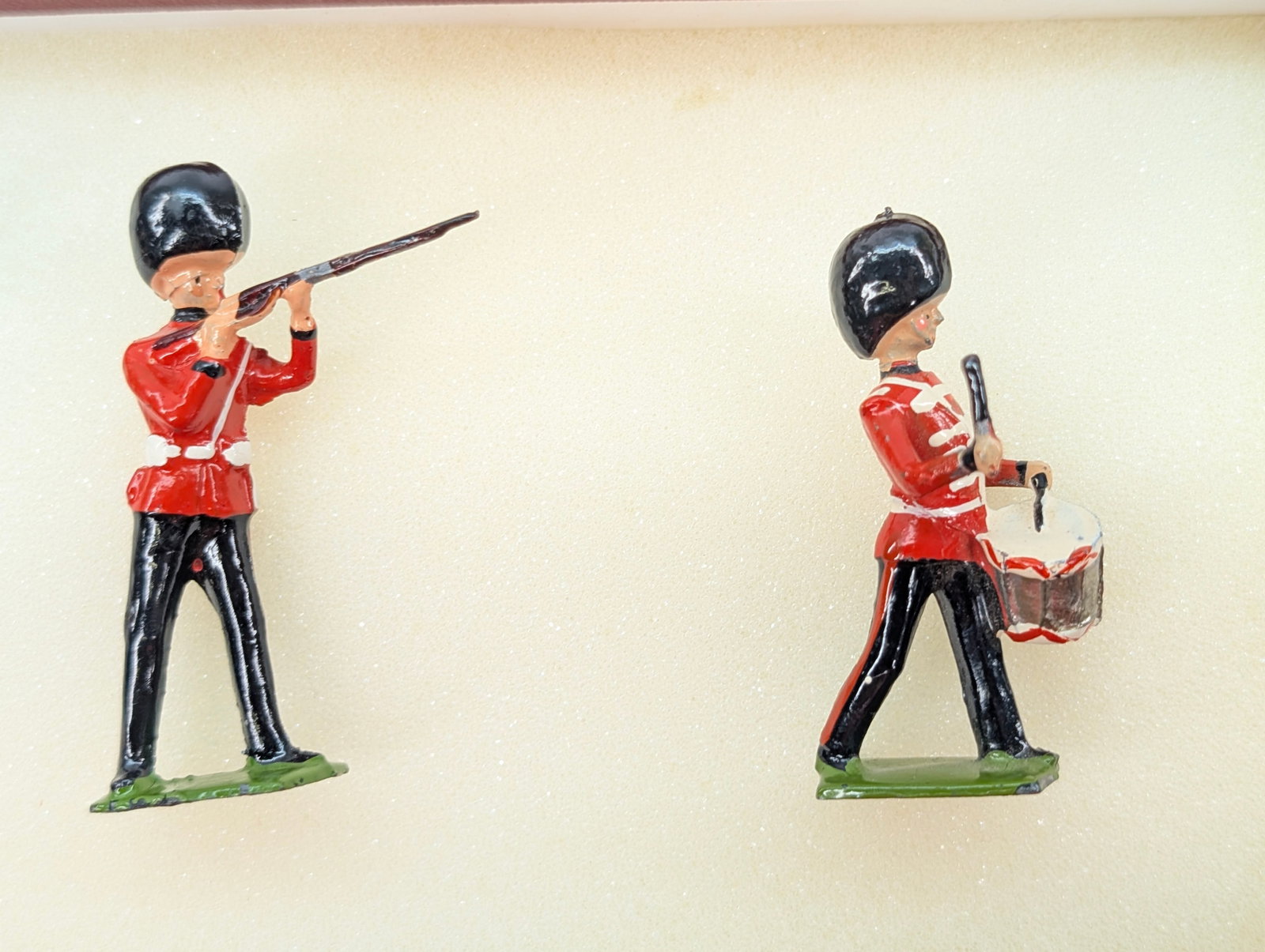 VINTAGE BRITAIN COLDSTREAM GUARDS SET - 4