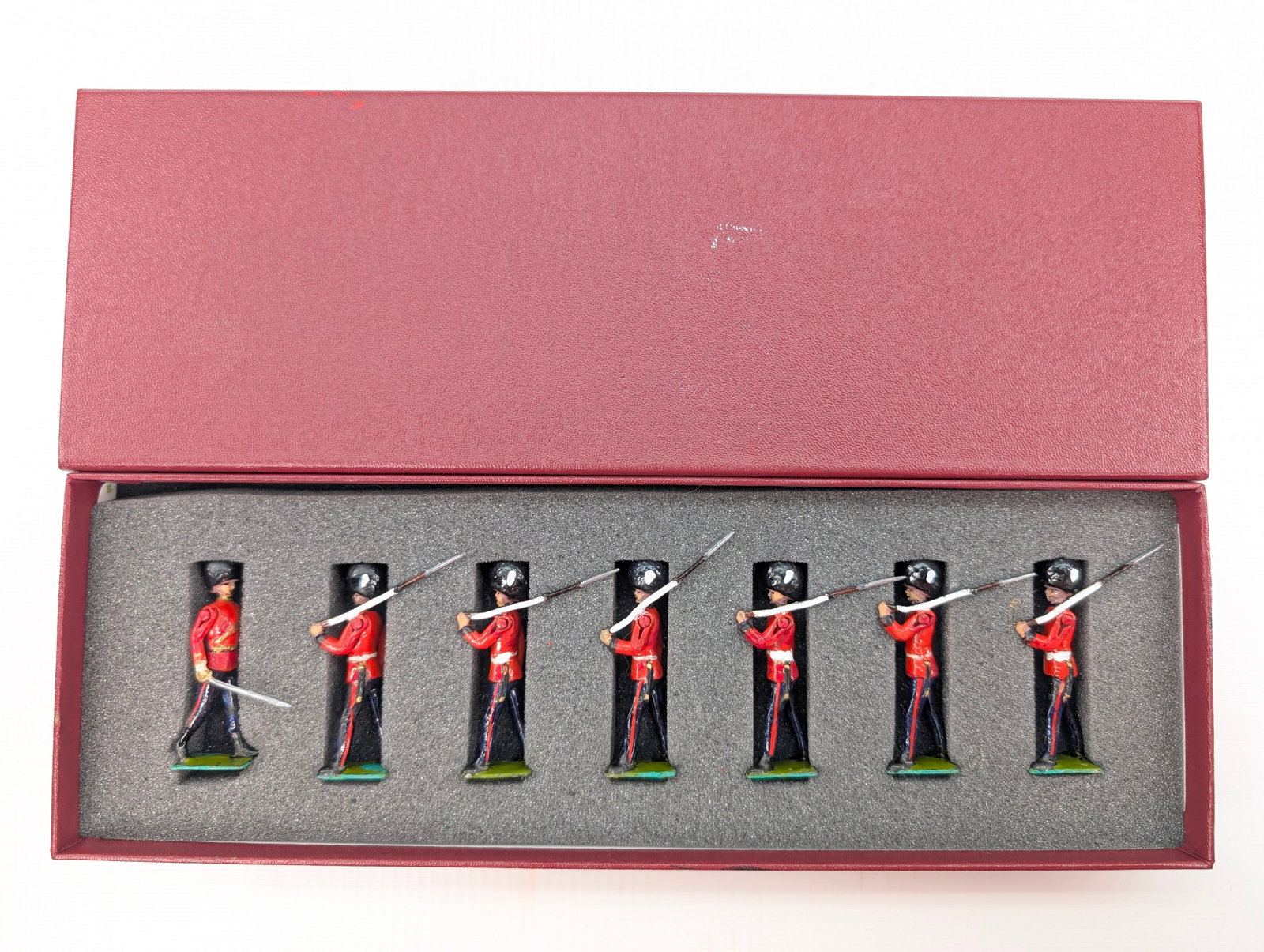 VINTAGE BRITAIN GRENADIER GUARDS SET: SET REMAINS IN FAIR TO GOOD CONDITION, SHOWING PAINT TOUCH PU.