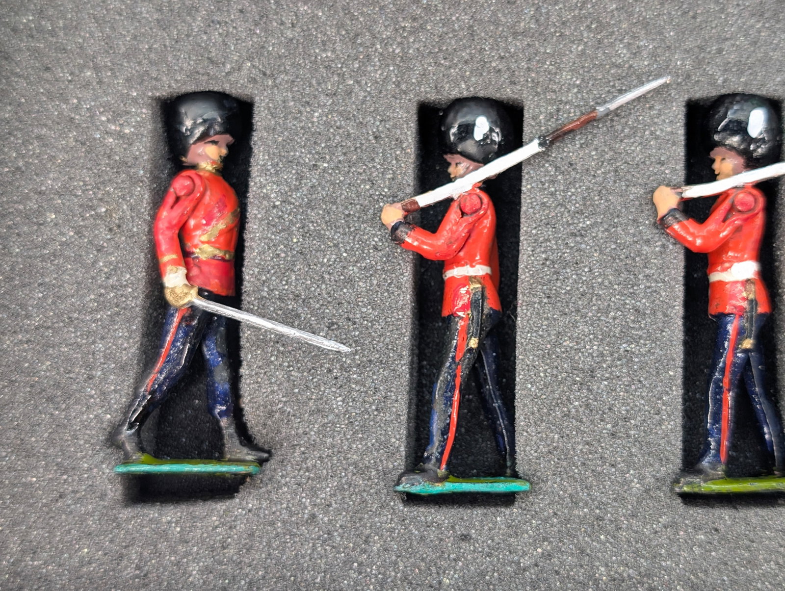 VINTAGE BRITAIN GRENADIER GUARDS SET - 2