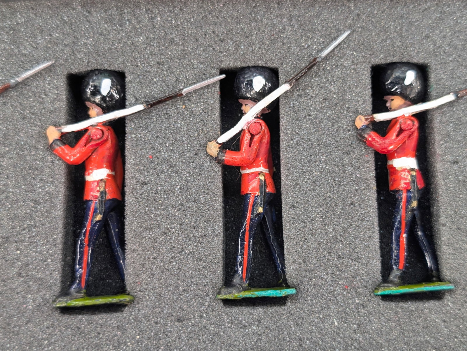 VINTAGE BRITAIN GRENADIER GUARDS SET - 3