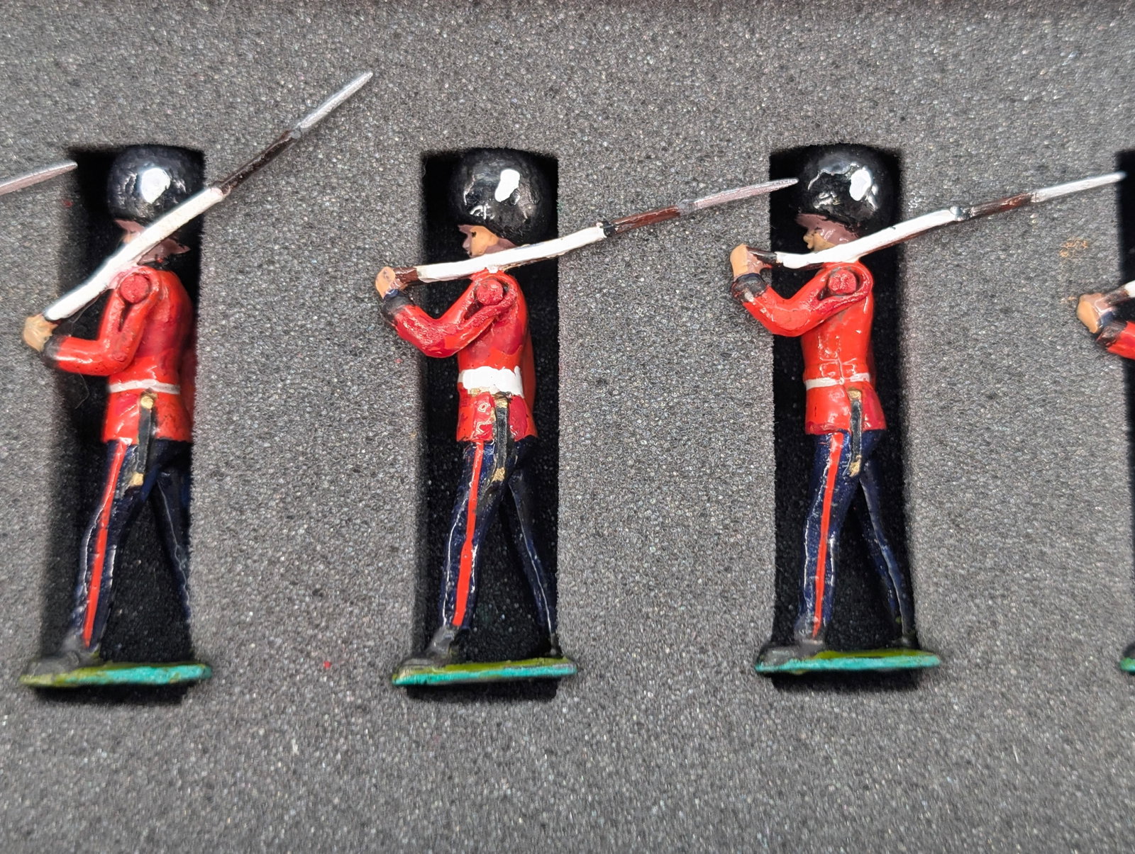 VINTAGE BRITAIN GRENADIER GUARDS SET - 4