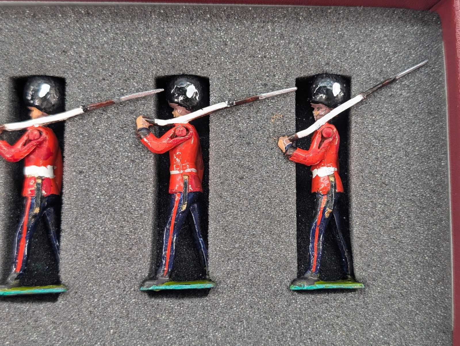 VINTAGE BRITAIN GRENADIER GUARDS SET - 5