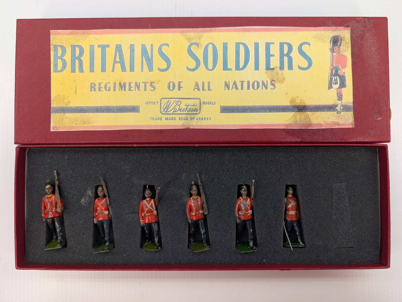 VINTAGE BRITAIN MIDDLESEX REGIMENT MARCHING: SET REMAINS IN FAIR CONDITION, SHOWING PAINT WEAR. CUSTOM BOX.