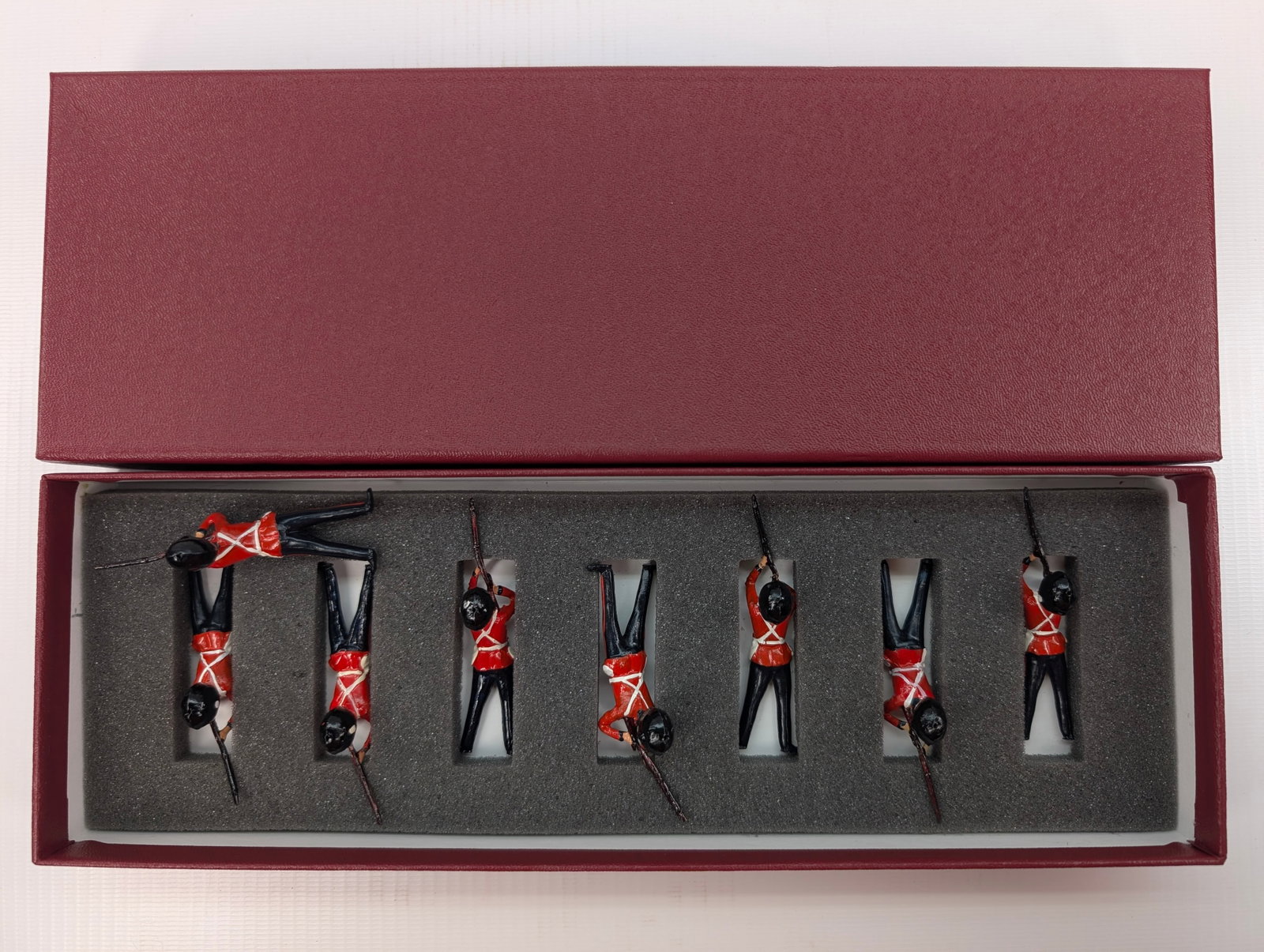 BRITAIN 8-PIECE SOLDIER SET: SET REMAINS IN GOOD CONDITION, SHOWING SOME LIGHT TYPICAL WEAR. CUSTOM BOX.
