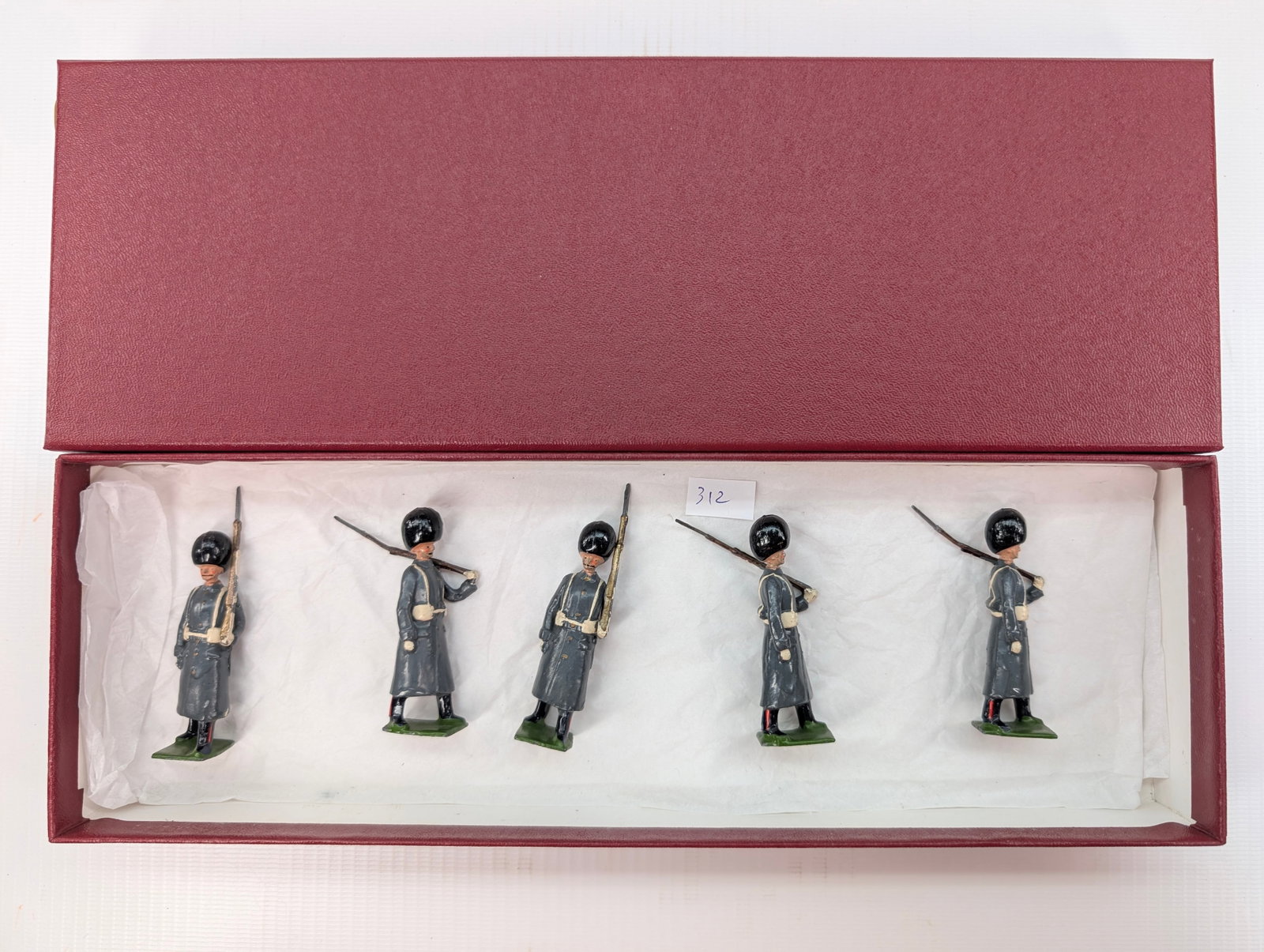 BRITAIN GRENADIER GUARD WINTER COATS SET: SET REMAINS IN GOOD CONDITION, SHOWING SOME LIGHT TYPICAL WEAR. CUSTOM BOX.