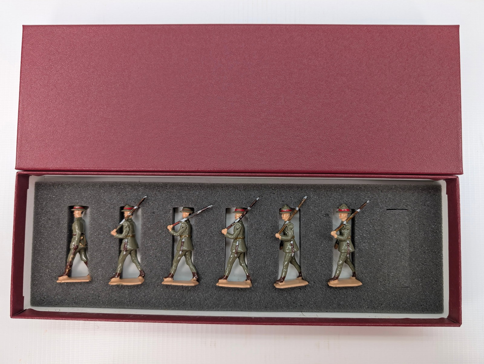 BRITAIN NEW ZEALAND INFANTRY SET: SET REMAINS IN GOOD CONDITION, SHOWING SOME LIGHT TYPICAL WEAR. CUSTOM BOX.