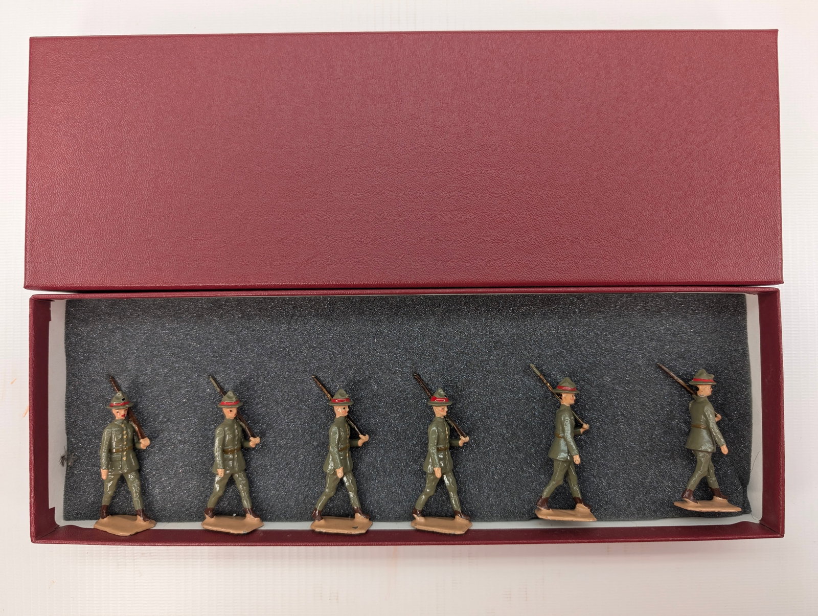 BRITAIN NEW ZEALAND INFANTRY SET: SET REMAINS IN GOOD CONDITION, SHOWING SOME LIGHT TYPICAL WEAR. CUSTOM BOX.