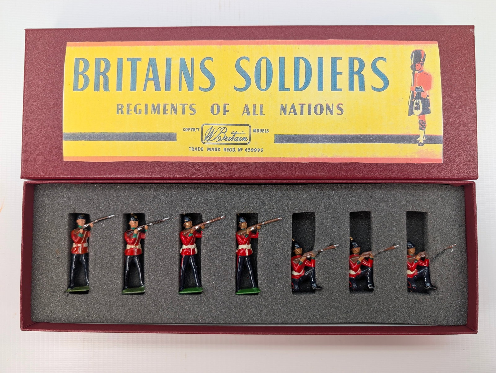 BRITAIN GREEN HOWARDS ALEXANDRIA YORKSHIRE SET: SET REMAINS IN GOOD CONDITION, SHOWING SOME LIGHT TYPICAL WEAR. CUSTOM BOX.