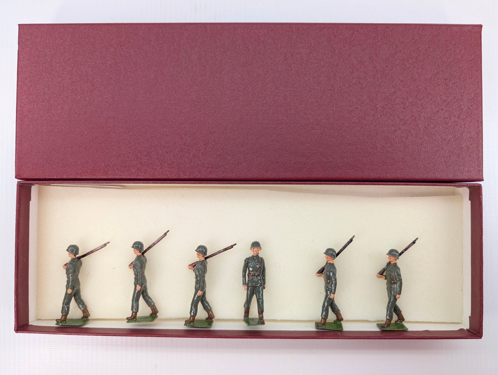 BRITAIN US INFANTRY SET: SET REMAINS IN GOOD CONDITION, SHOWING SOME LIGHT TYPICAL WEAR. CUSTOM BOX.