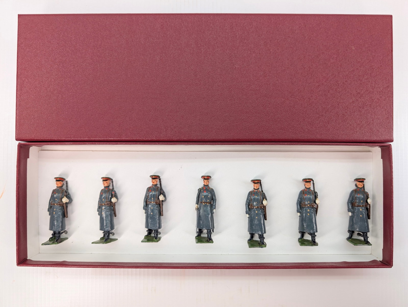 BRITAIN RED ARMY GUARD SET: SET REMAINS IN GOOD CONDITION, SHOWING SOME LIGHT TYPICAL WEAR. CUSTOM BOX.