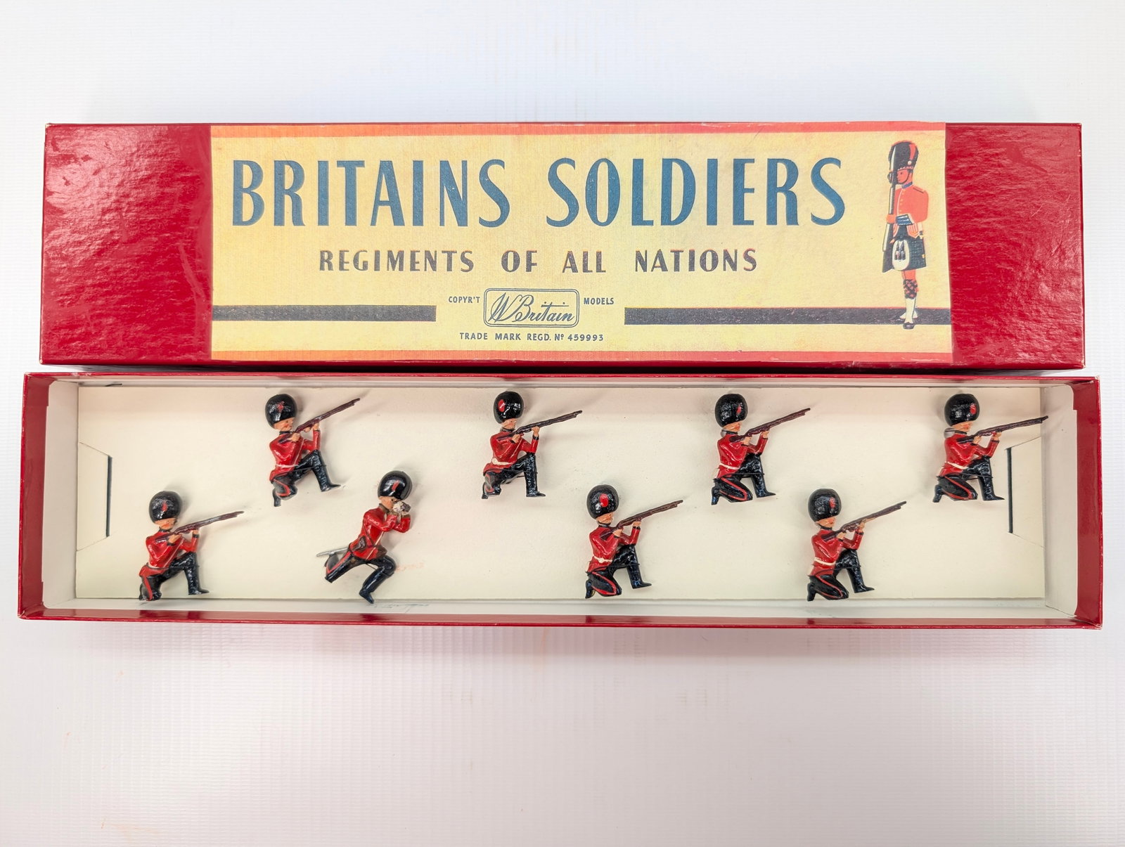 BRITAIN COLDSTREAM GUARDS KNEELING FIRING SET: SET REMAINS IN GOOD CONDITION, SHOWING SOME LIGHT TYPICAL WEAR. CUSTOM BOX.