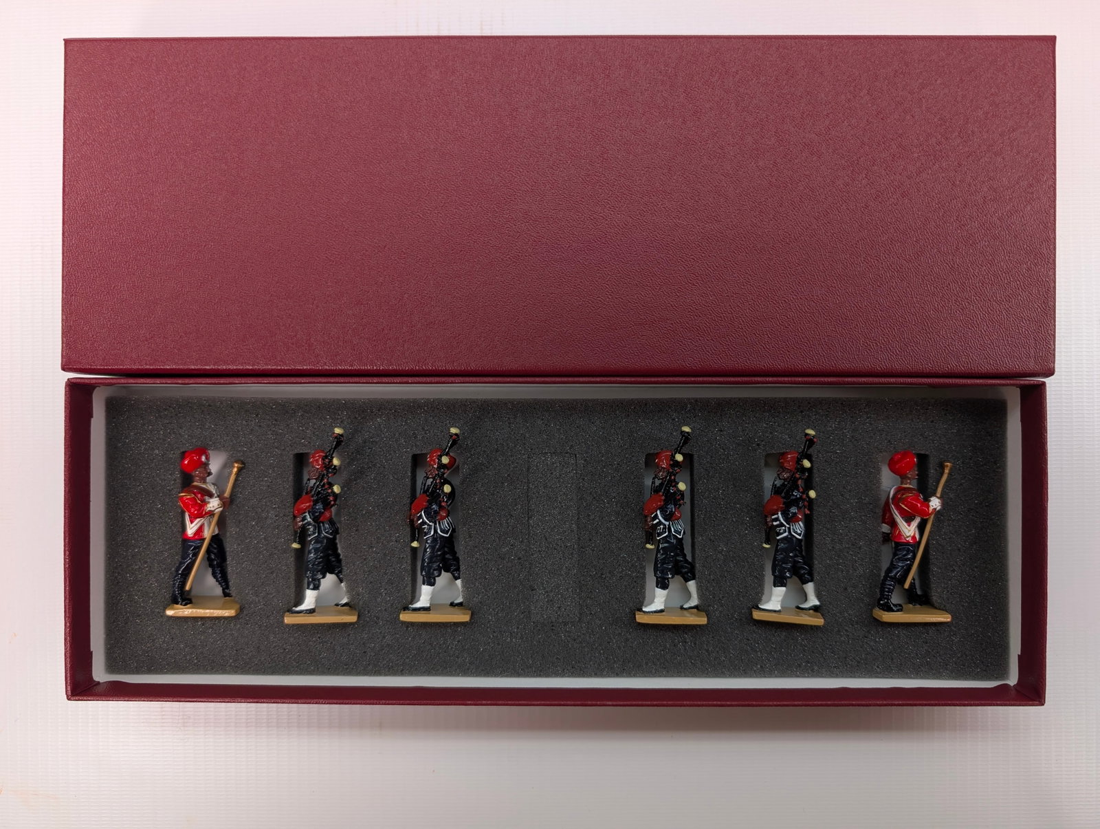 BRITAIN INDIAN PIPERS SET: SET REMAINS IN GOOD CONDITION, SHOWING SOME LIGHT TYPICAL WEAR. CUSTOM BOX.
