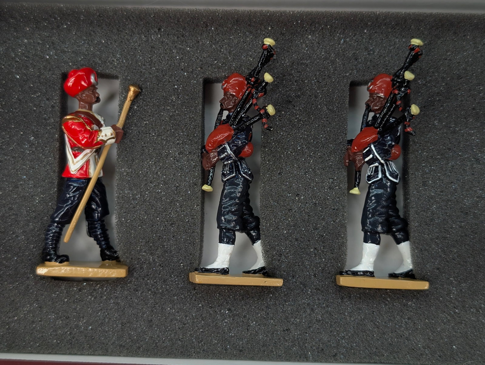 BRITAIN INDIAN PIPERS SET - 2