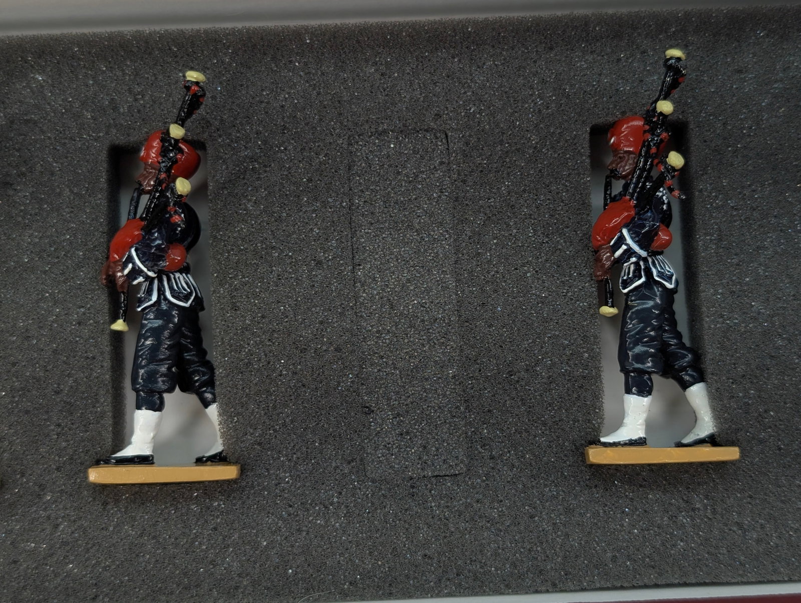 BRITAIN INDIAN PIPERS SET - 3