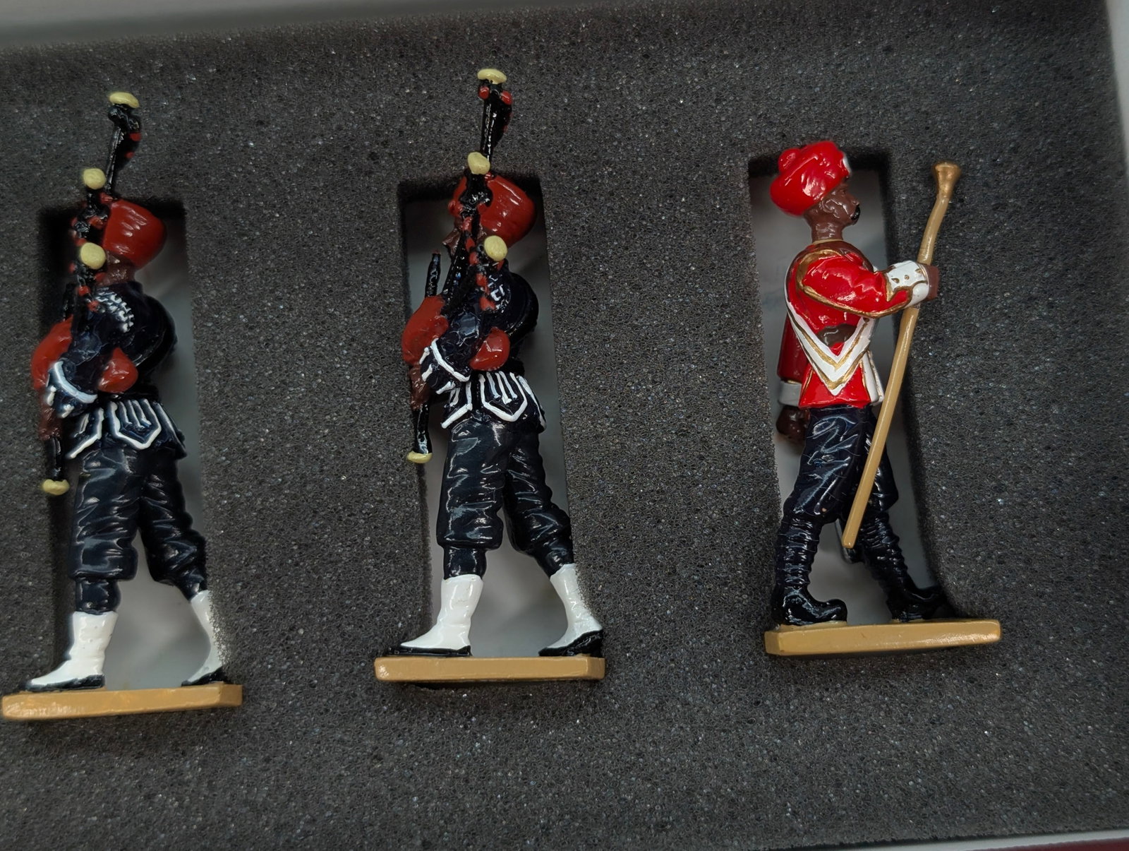 BRITAIN INDIAN PIPERS SET - 4