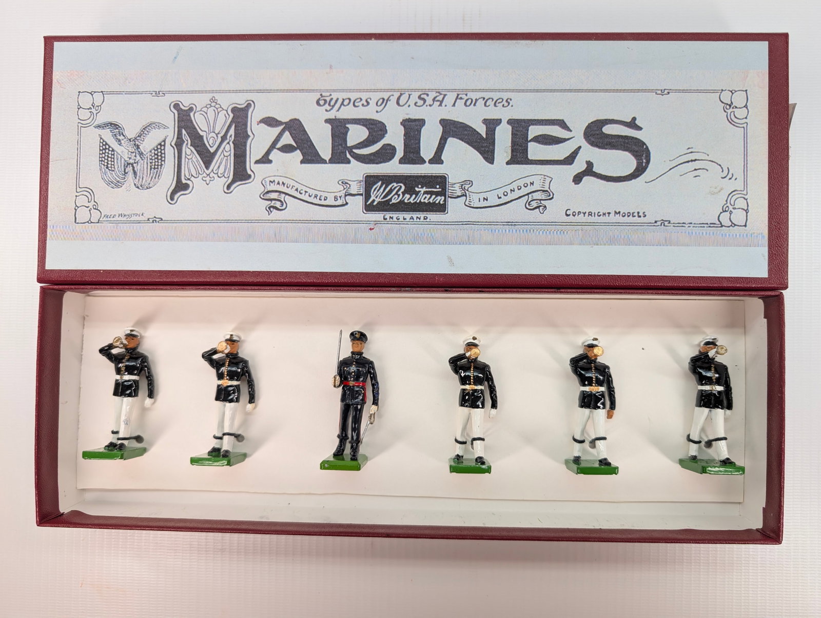 BRITAIN US MARINE BUGLES W/ OFFICER SET: SET REMAINS IN GOOD CONDITION, SHOWING SOME LIGHT TYPICAL WEAR. CUSTOM BOX.