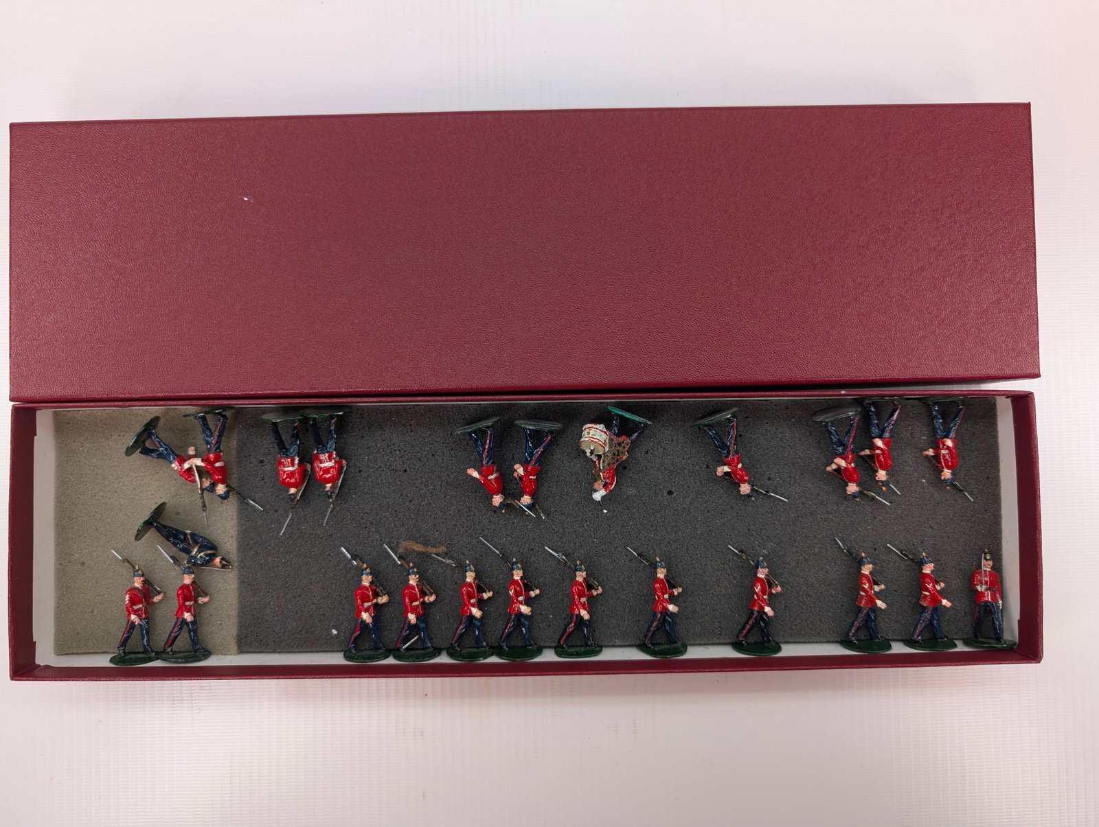 BRITAIN ROYAL SUSSEX REGIMENT SET: SET REMAINS IN GOOD CONDITION, SHOWING SOME LIGHT TYPICAL WEAR. CUSTOM BOX.