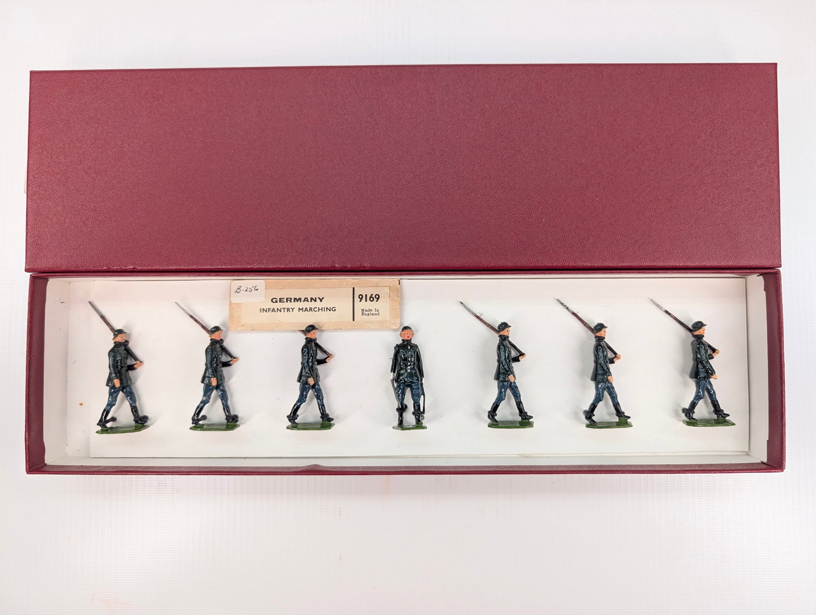 BRITAIN GERMAN INFANTRY MARCHING SET: SET REMAINS IN GOOD CONDITION, SHOWING SOME LIGHT TYPICAL WEAR. CUSTOM BOX.