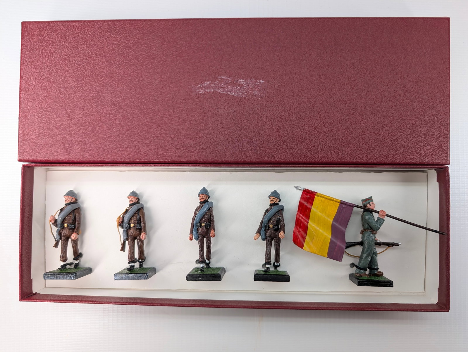 ALYMER HAND PAINTED SOLDIER SET - CUSTOM BOX: SET REMAINS IN GOOD CONDITION, SHOWING SOME TYPICAL WEAR. CUSTOM BOX.