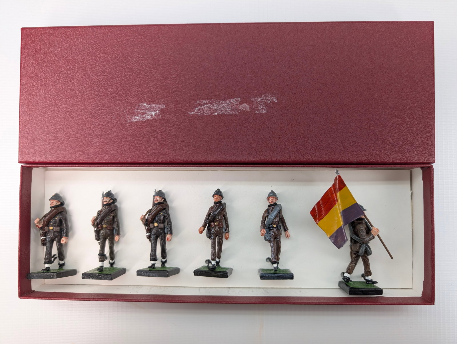 ALYMER HAND PAINTED SOLDIER SET - CUSTOM BOX: SET REMAINS IN GOOD CONDITION, SHOWING SOME TYPICAL WEAR. CUSTOM BOX.