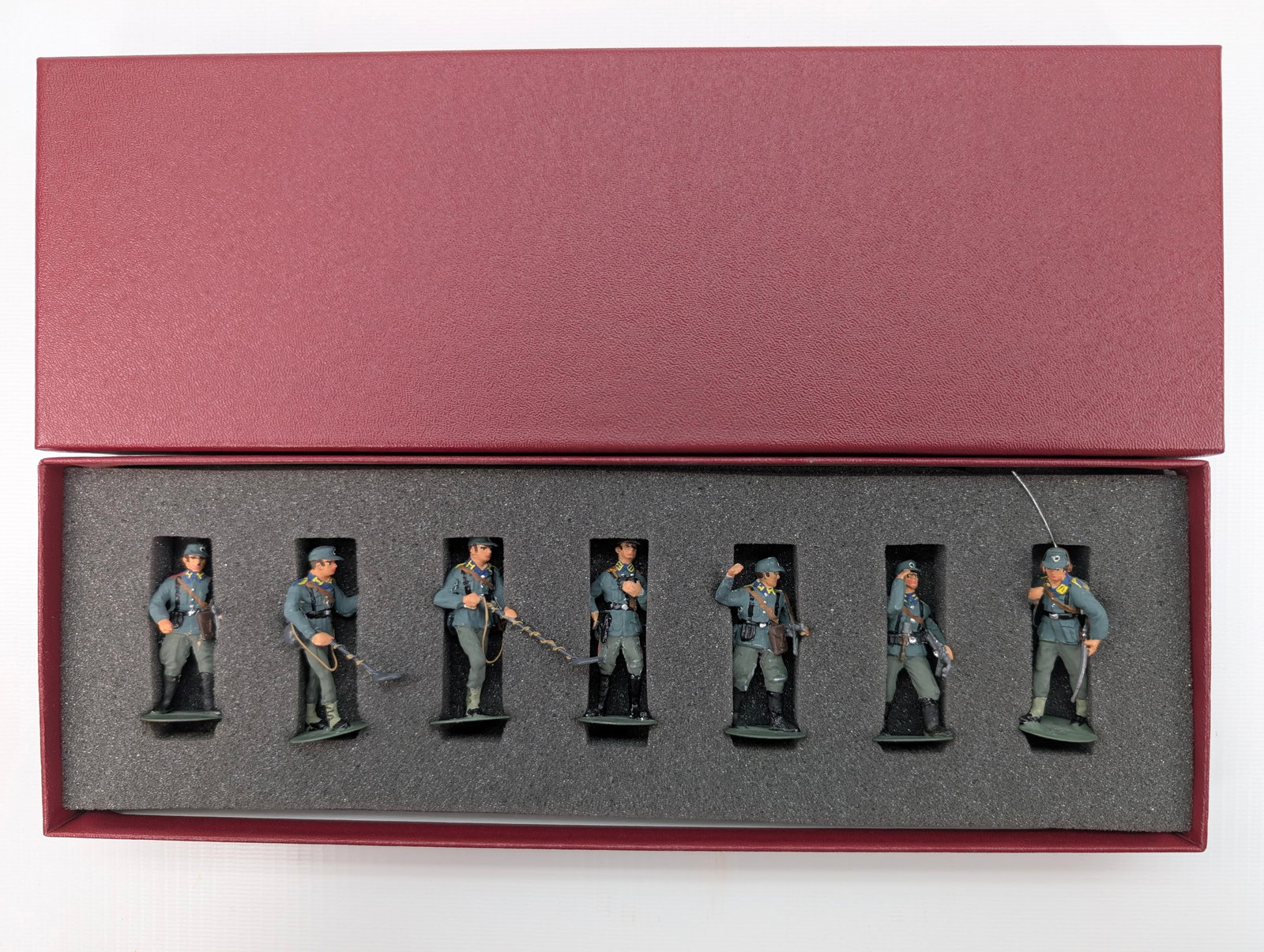 HAND PAINTED SOLDIER SET - METAL DETECTOR (1 of 7)