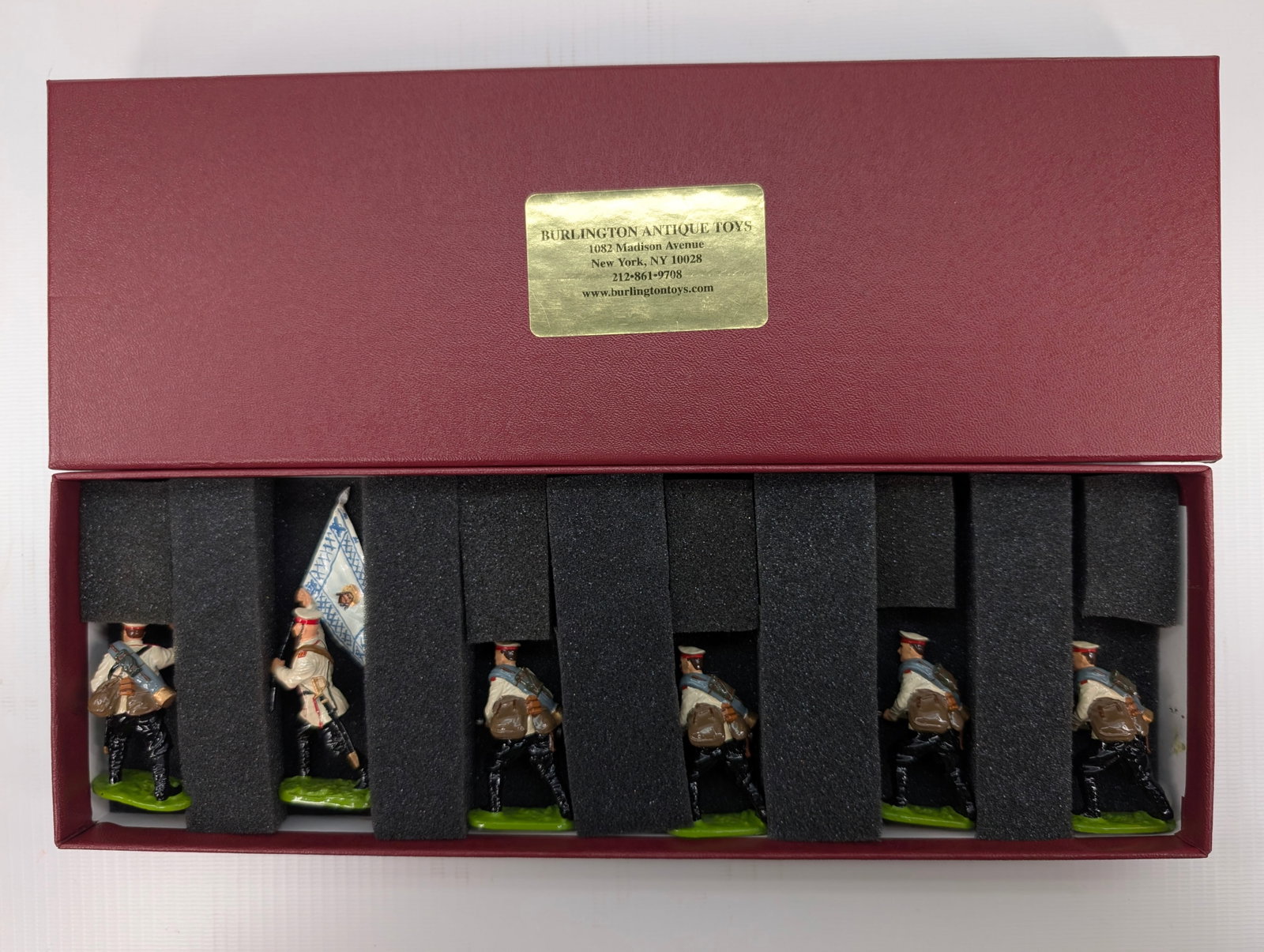 GEORGE CROSS RUSSIAN INFANTRY FLAG BEARER SET: SET REMAINS IN GOOD CONDITION, SHOWING SOME TYPICAL WEAR.